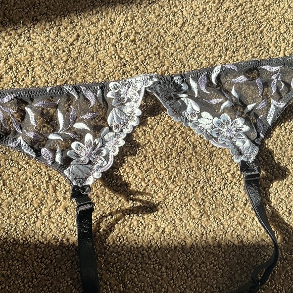 Black with Floral Embroidery Garter Belt - Picture 4 of 11